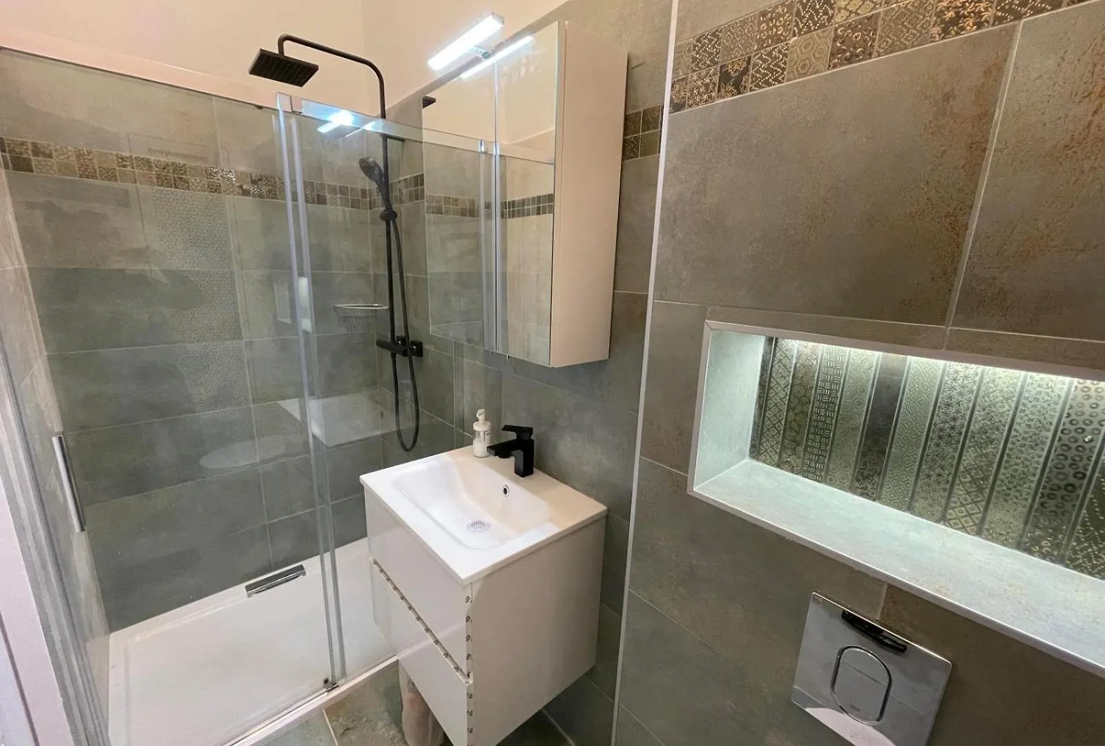 Szekely Apartment Near Deak Ferenc Square With Free Parking In Garage Budapest Hungary